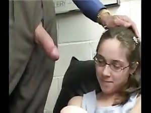 Jovencita de 18 años toqueteada y manoseada por su doctor