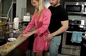 Sexo en la cocina con su madre que no se lo esperaba