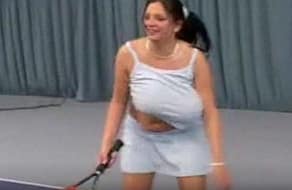 A Nadine Jansen se le salen las tetas jugando al tenis