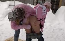 Lesbianas se follan en la nieve