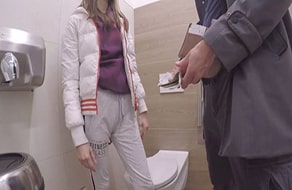 Gina Gerson se deja follar en el lavabo a cambio de dinero