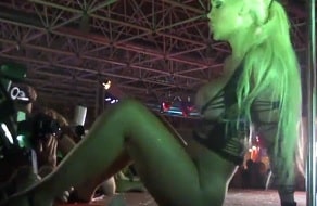 Katya Sambuca se masturba en una barra de striptease