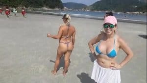 Tres gordas playeras en bikini buscando salchicha bronceada