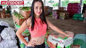 Teen latina va a recoger fruta y vuelve recién follada