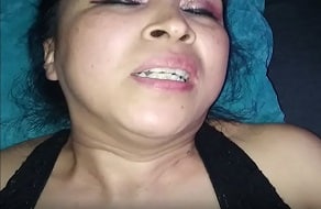 Una mamasijaya disfruta de un buen pollón en su coño y hace un vídeo porno