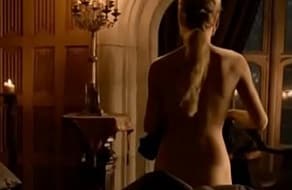 Angela Cremonte desnuda de forma imponente en una escena de televisión