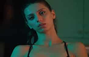 Angela Sarafyan desnuda, una de las protagonistas de la serie Westworld