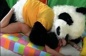 Preciosa follada que ha echado una chica con un chico vestido de kung fu panda