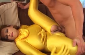 Terry Nova follada con su nuevo traje amarillo