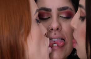 Guarra de lengua partida besando a dos lesbianas