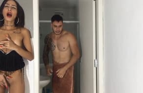 Morena muy caliente se tocó mientras él cuñado se duchaba