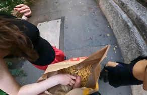 Le hacen pajas en la calle disimulando con bolsa de patatas