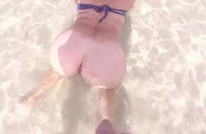 Meando en la playa sobre el culo de su chica